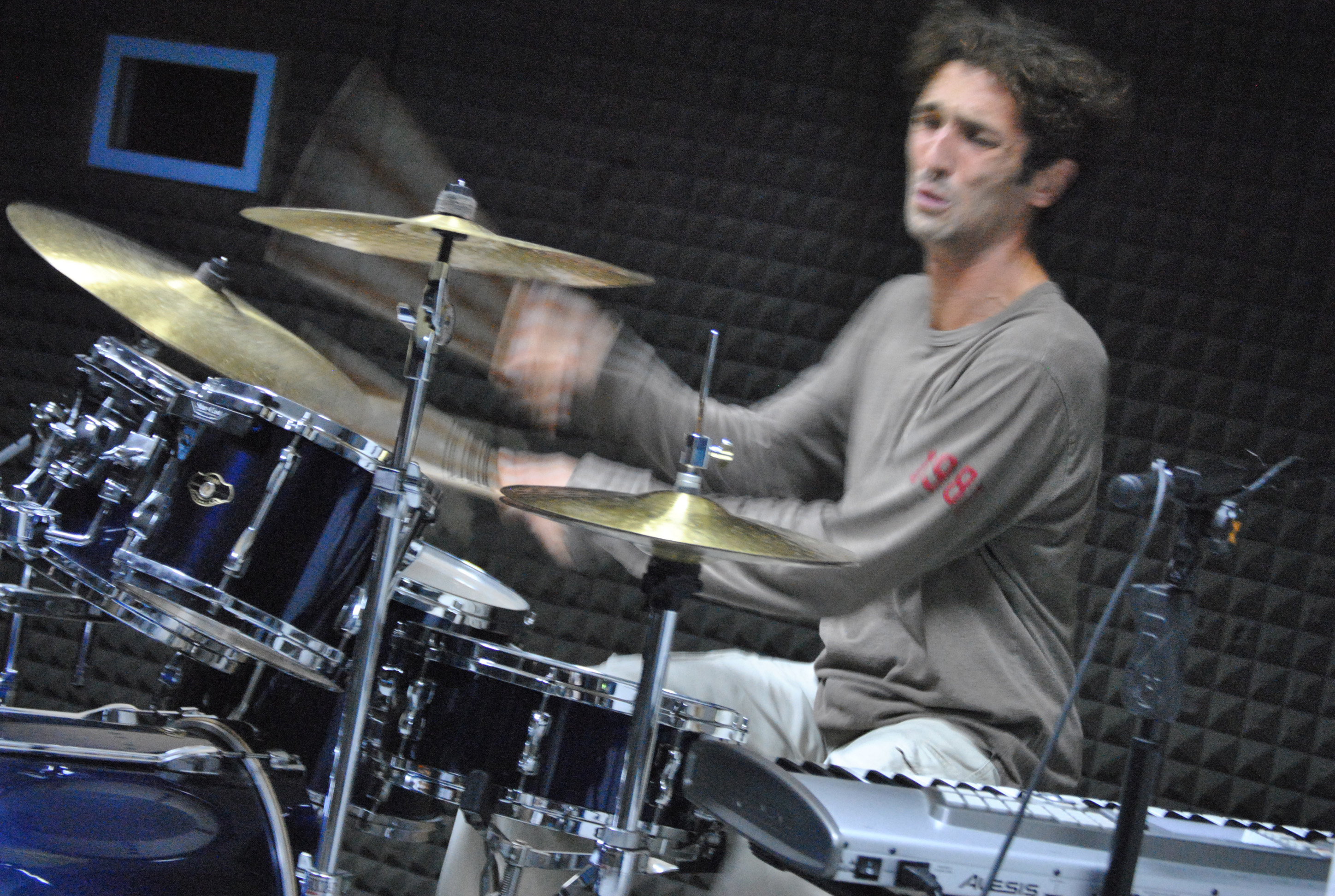 alan suona batteria in Sala Musicale - foto di Elena Ilie